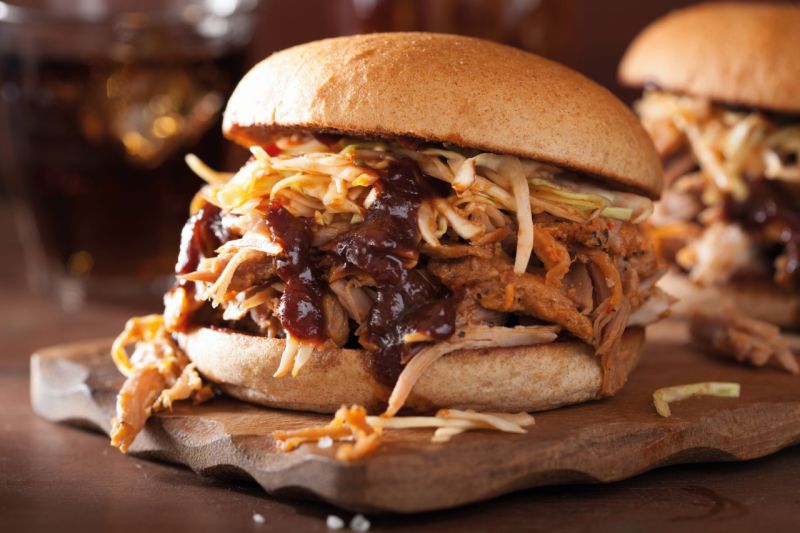 Carne Hambúrguer com cheddar e cebola caramelizada.